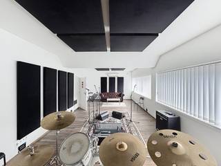 Multifunctionele ruimtes te huur - Ideaal voor diverse doeleinden!Ontdek deze interessante opportuniteit voor de huur van drie afzonderlijke ruimtes, perfect geschikt voor bijvoorbeeld kantoren, praktijkruimtes. De ruimtes hebben de volgende oppervlaktes:Comfort en functionaliteit:Voorzien van elektrische verwarming en airconditioning voor een aangenaam klimaat het hele jaar door.Een goederenlift is beschikbaar, wat het transport van materialen aanzienlijk vereenvoudigt.Sanitaire voorzieningen zijn aanwezig in het pand.Beschikt over een aparte elektriciteitsmeter, wat zorgt voor een transparante kostenberekening.Financiële details:De onroerende voorheffing wordt forfaitair vastgesteld op het equivalent van één maand huur.Er wordt een huurwaarborg van 3 maanden gevraagd.Interesse?Aarzel niet om contact op te nemen voor meer informatie of een bezichtiging van dit bedrijfsvastgoed te huur!