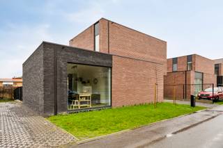 This newly built property (2025), featuring 3 bedrooms and 2 bathrooms, is situated in a prime location on the edge of the Meerdaalwoud...