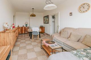 <p>Op de 15de verdieping van een verzorgde residentie, kan je dit lichtrijke appartement terugvinden. Het appartement is verzorgd en geeft een mooi uitzicht over Antwerpen en omgeving. Dankzij de centrale ligging, zijn zowel Wilrijk centrum (Bist) als het centrum van Antwerpen vlot bereikbaar. </p><p><br /></p><p>Het appartement bestaat uit een inkomhal met vestiairekast, een woonkamer met aansluitend een verzorgde keuken, een apart toilet, een badkamer met douche en aansluitingen voor wasmachine en droogkast, twee slaapkamers en een mooi terras.</p><p><br /></p><p>Troeven: inclusief een privatieve ondergrondse kelderberging - snelle beschikbaarheid - conforme elektriciteit - zeer gunstig EPC A.</p>