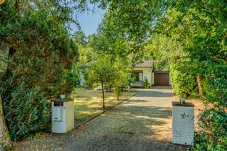 Op een prachtig, boomrijk perceel van maar liefst 2.018 m² en palend aan natuurgebied bevindt zich deze verzorgde gelijkvloerswoning. Een bijzonder rustige en groene ligging waar privacy en natuur centraal staan.<br /><br />De woning dateert oorspronkelijk van 1972, maar werd doorheen de jaren quasi volledig gerenoveerd en zorgvuldig onderhouden. Zo werden onder meer PVC-ramen met dubbele beglazing geplaatst en werden het dak van de garage en de veranda in 2024 vernieuwd.<br /><br />Binnen beschikt de woning over een lichtrijke leefruimte van ca. 40 m², die mooi aansluit op de vernieuwde keuken. De gerenoveerde badkamer met inloopdouche is zowel via de keuken als het slaapgedeelte bereikbaar. Verder zijn er drie slaapkamers, allen afgewerkt met laminaat.<br /><br />Aansluitend op de leefruimte en keuken bevindt zich een ruime, open veranda met zicht op en toegang tot de bijzonder aangename tuin. Dankzij het groene en boomrijke karakter geniet u hier van veel privacy. De jacuzzi en Finse sauna maken het geheel compleet en zorgen voor een heerlijke plek om volledig tot rust te komen. Ook achteraan in de tuin is elektriciteit voorzien.<br />Onder nagenoeg de volledige woning, met uitzondering van de garage, bevindt zich een kruipruimte. Daarnaast is de woning volledig uitgerust met rolluiken.
