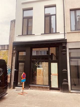 <p><span>Centrum: casco handelspand met veel mogelijkheden</span></p><p><span>Dit gezellige handelspand van ca. </span><span>35 m²</span><span> voelt dankzij de hoge plafonds verrassend ruim aan. De ruimte leent zich uitstekend als kantoor, praktijkruimte, ontvangstruimte of voor tal van andere doeleinden.</span></p><p><span>Achteraan is er nog een aparte ruimte van ca. </span><span>11 m²</span><span>, die bijvoorbeeld kan ingericht worden als archiefruimte, berging of kitchenette. Er zijn eveneens sanitaire voorzieningen aanwezig.</span></p><p><span>Een veelzijdige ruimte die u volledig naar eigen wensen en behoeften kunt inrichten.</span></p>