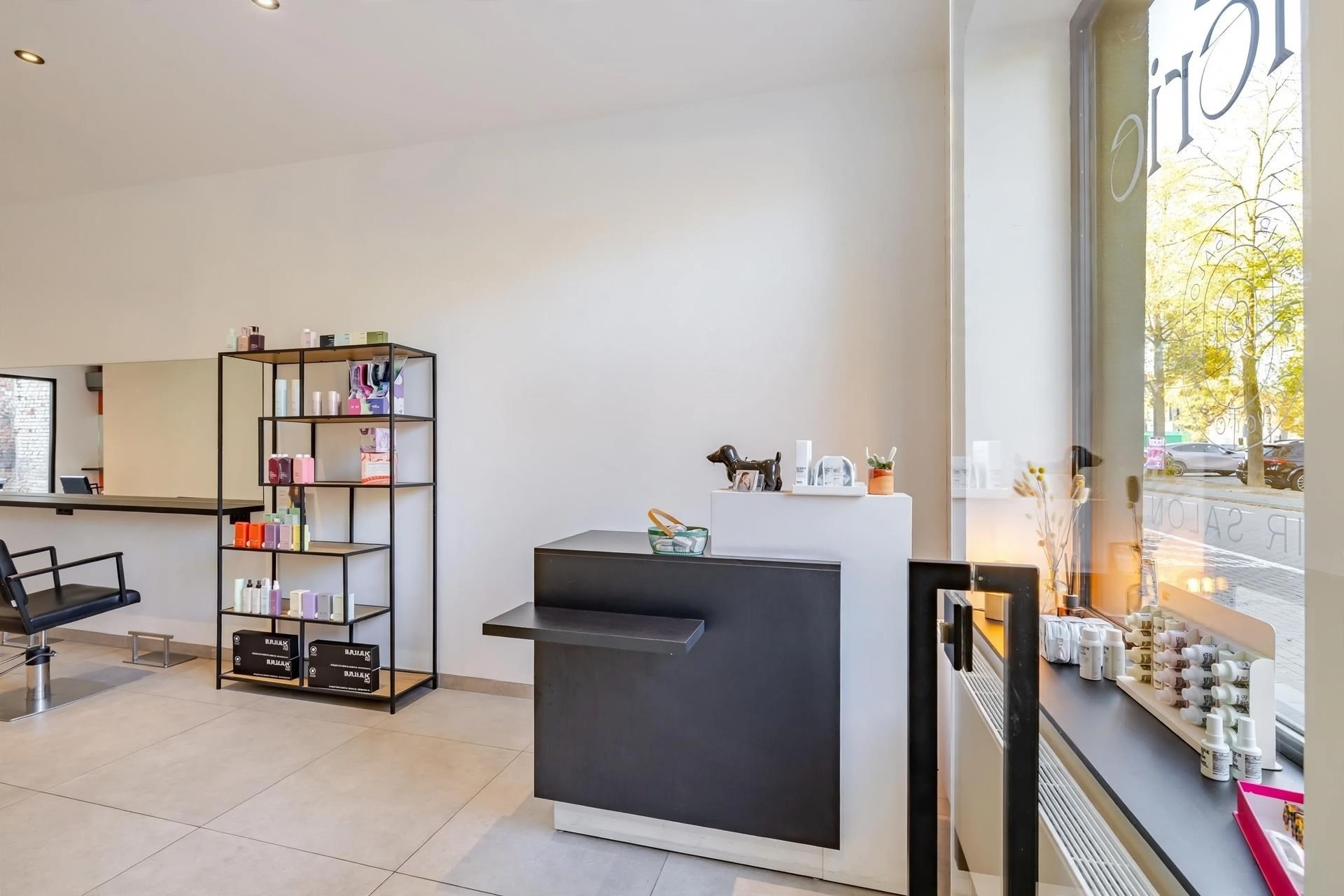 Stijlvol handelspand met kwalitatieve afwerking en charmant appartement met terras - foto 4