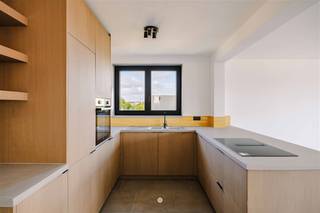 <p><span>Op zoek naar een prachtig appartement te koop nabij het centrum Sint-Niklaas? Ontdek dan zeker dit tot in de puntjes gerenoveerd appartement!</span></p><p><span> </span></p><p><span>Enkele troeven op een rij:</span></p><p><span>- Kwalitatieve en duurzame renovatie in 2025</span></p><p><span>- Prachtige materialen: parket, mortex, eiken kasten,... </span></p><p><span>- Zeer lage gemeenschapelijke kosten </span></p><p><span>- Goede locatie nabij het centrum van Sint-Niklaas</span></p><p><span>- Gemeenschappelijke tuin</span></p><p><span> </span></p><p><span>Het appartement is gelegen op de gelijkvloerse verdieping van een residentie die op dit moment volledig gerenoveerd wordt. De foto's zijn enkele beelden van een gelijkaardig appartement van dezelfde ontwikkelaar en zullen met dezelfde materialen en afwerkingsgraad uitgevoerd worden.</span></p><p><span> </span></p><p><span>Zo ziet het appartement eruit: </span></p><p><span>Leefruimte voorzien van grote raampartijen en open keuken in eik voorzien van alle toestellen (vaatwasser, oven, inductie kookplaat met geïntegreerde dampkap, diepvries,...). Toegang tot een ruime privetieve tuin met terras (33m²).</span></p><p><span>Voorzien verder beschikt het appartement over twee volwaardige slaapkamers (11m² en 18m²). Badkamer afgewerkt in mortex met inloopdouche, toilet en lavabo. Aparte berging (met aansluiting wasmachine). </span></p><p><span> </span></p><p><span>Het gebouw is recent voorzien van een nieuw dak, nieuwe ramen en gevelisolatie waardoor het appartement over een uitstekend energielabel (B) beschikt. Het gebouw is dus volledig futureproof! </span></p><p><span>Bovendien werd het appartement volledig gestript (incl. nieuwe leidingen, elektriciteit). U koopt dus het comfort van een nieuwbouwappartement maar onder registratierechten! </span></p><p><span> </span></p><p><span>Achteraan de residentie wordt een gemeenschappelijke tuin aangelegd. </span></p><p><span> </span></p><p><span>Mogelijkheid tot aankoop van een ruime garagebox voorzien van automatische poort (€ 25.000). </span></p><p><span> </span></p><p><span> </span></p><p><span> </span></p>