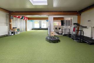 In het centrum van Oud-Heverlee bevindt zich deze veelzijdige eigendom met een praktijkruimte (200m²) op het gelijkvloers en een appartement...