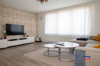 <p><span>HOBOKEN | OPBRENGSTEIGENDOM OF KANGOEROEWONING BESTAANDE UIT DRIE APPARTEMENTEN MET ELK TWEE SLAAPKAMERS | BEWOONBARE OPPERVLAKTE CIRCA 270m² | </span></p><p><span>Indeling als volgt:</span></p><p><span>Gemene delen: Inkomhal - berging - kelder (Berging &amp; kelder in gebruik door gelijkvloers)</span></p><ol><li><span>Gelijkvloers: Appartement met 2 slaapkamers (14m² &amp; 13m²) en mooie tuin: huur EUR 700 - EPC D (303 kwh (m²/jaar)) - vrij bij akte!</span></li><li><span>Eerste verdieping: Appartement met 2 slaapkamers (8m² &amp; 14m²): huur EUR 500 - EPC D (303 kwh (m²/jaar))</span></li><li><span>Tussenverdiep + 2de verdieping: Appartement met 2 slaapkamers (14m² &amp; 14m²): huur EUR 800 - EPC F (581 kwh (m²/jaar)) - vrij bij akte!</span></li></ol><p><span>Extra informatie:</span></p><ul><li><span>Eerste en tweede verdieping werden recent gerenoveerd.</span></li><li><span>Gelijkvloers te renoveren en dakisolatie te plaatsen. Het dak is recent vernieuwd, maar waarschijnlijk onvoldoende geïsoleerd.</span></li><li><span>Verzorgde gemeenschappelijke inkomhal &amp; trap.</span></li><li><span>Aparte meters voor elektriciteit, gas en water.</span></li><li><span>Het pand is zeer gunstig gelegen nabij het centrum op wandelafstand van openbaar vervoer, winkels en scholen.</span></li></ul><p><span> </span></p><p><span>Voor het bovenste appartement geldt een renovatieverplichting wat betreft energiezuinigheid, binnen de 5 jaar na aankoop. Het dak dient (extra) geïsoleerd te worden.</span></p><p><span>Het appartement op de bovenste verdieping zelf is volledig gerenoveerd. </span></p><p><span> </span></p>