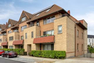 <p><span>RUIM EN ENERGIEZUINIG APPARTEMENT 127M² MET 2 SLAAPKAMERS, TERRASSEN, ONDERGRONDSE AUTOSTAANPLAATS EN KELDER</span></p><p><span>Lichtrijk appartement gelegen op de 1ste verdieping met lift - ligging in mooie residentie nabij centrum en station met vlotte bereikbaarheid via N16, A12 en N17</span></p><p><span> </span></p><p><span>Inkomhal/ ruime living met eetplaats (36m²) met ingerichte open keuken met toegang tot het terras (10m²)/ nachthal / 2 slaapkamers (4 x 3,79m; 3,81 x 2,97m) waarvan 1 met toegang tot balkon / bureauruimte (2,93x2m)/ ruime badkamer met wastafel, ligbad en douche/ toilet met handwas/ berging.</span></p><p><span>Ondergrondse autostaanplaats / kelderberging (3,2 x 1,6m) / gemeenschappelijke fietsenberging.</span></p><p><span>Vrij van gebruik: Huurovereenkomst te respecteren.</span></p><p><span> </span></p><p><span> </span></p><p><span> </span></p>