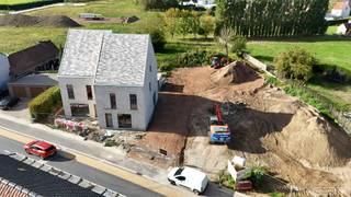 <br />Maak kennis met uw droomwoning, waar comfort en natuur samenkomen! Deze schitterende halfopen nieuwbouwwoning in Anzegem beschikt over 3 ruime slaapkamers en een afgewerkte badkamer.<br /><br />Gelegen op "den heirweg" geniet u van de ideale mix van rust en nabijheid van alle nodige voorzieningen.<br /><br /><u><strong>De vermelde prijs is exclusief btw en registratierechten<br />Inclusief 6% btw: 450.621 € inclusief kosten (10.296 € registratierechten op grond & 20.592 € btw op constructie)<br />Inclusief 21% btw: 511.368 € inclusief kosten (10.296 € registratierechten op grond & 72.072 € btw op constructie)</strong></u>
<h3>De indeling van de woning is als volgt:</h3>
<ul>
<li>Gelijkvloers: inkomhal, apart toilet, ruime living met aansluitende open keuken, grote berging</li>
<li>1e verdieping: 3 ruime slaapkamers, apart toilet, badkamer met bad, douche en lavabomeubel</li>
<li>2e verdieping: vast trap naar boven, nutsvoorzieningen en chape voorzien</li>
</ul>
<h3>Troeven: </h3>
<ul>
<li>Ruime woning met een bruto vloeroppervlakte van 213 m²</li>
<li>BEN-woning met E-peil van 20 of lager! Verwarming met lucht-water warmtepomp, ventilatiesysteem D</li>
<li>Regenput (7 500l) </li>
<li>3 slaapkamers en badkamer</li>
<li>Zonnepanelen</li>
<li>Vloerverwarming </li>
<li>Kies zelf je vloer, keuken, sanitair, ... (inbegrepen in de prijs) </li>
<li>Tuin wordt ingezaaid, voorzien van terras en afsluiting</li>
<li>Garagebox bij te kopen</li>
<li>Toegang tot gemeenschappelijke parkzone van leiedal achter het project</li>
</ul>
- 5 jaar lang 50 % korting op onroerende voorheffing -
<h4>Prijs</h4>
€ 429.000 + kosten (12% registratierechten op grond - 6%* of 21% btw op constructie) <br />* indien voldaan aan de voorwaarden voor eigen bewoning of investering kan genoten worden van het 6% btw tarief.<br /><br />Mis deze unieke kans niet en neem vandaag nog contact met ons op voor meer informatie.<br /><br />Mail: Martijn@maesconceptimmo.be<br />tel: 0470/62.95.68