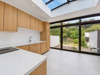 TREVI NAMUR STELT VOOR
TREVI Namur stelt u met trots deze verrassende gezinswoning voor, die uitblinkt door haar uitzonderlijke volumes en wooncomfort, iets wat zelden wordt aangetroffen in deze categorie van woningen.
Ideaal gelegen in de onmiddellijke nabijheid van winkels, scholen en de belangrijkste verbindingswegen naar Namen, Charleroi en Fossel-la-Ville, combineert deze woning perfect praktisch gemak met royale leefruimtes.
Bij het betreden van de woning ontdekt u een eerste veelzijdige ruimte die perfect kan dienen als bureau, eetkamer, extra salon, speelkamer of zelfs als professionele werkruimte, afhankelijk van uw behoeften.
Vervolgens komt u in een aangename leefruimte die verlengd wordt door een prachtige moderne aanbouw met een recent geïnstalleerde, volledig uitgeruste keuken. Als echte hart van de woning maakt deze ruimte meteen indruk dankzij haar royale afmetingen, uitzonderlijke lichtinval en natuurlijke verbinding met de tuin.
Op de eerste verdieping bevinden zich twee bijzonder ruime slaapkamers, een praktisch ingerichte wasruimte die het dagelijkse leven vergemakkelijkt, en een grote badkamer uitgerust met een ligbad, douche en dubbel wastafelmeubel.
De tweede verdieping biedt nog twee bijkomende slaapkamers met even ruime afmetingen.
Een inrichtbare zolder en een kelder vervolledigen deze woning, die bovendien tal van ontwikkelingsmogelijkheden biedt.
Buiten geniet u van een aangename tuin met voldoende ruimte om te ontspannen. Het bestaande terras kan volledig naar eigen smaak worden heringericht om zijn volledige potentieel te benutten.
Wij houden vooral van:
✔ De verrassend ruime kamers in de hele woning
✔ De prachtige recent geïnstalleerde keuken met overvloedig natuurlijk licht
✔ De 4 ruime slaapkamers
✔ De grote badkamer met ligbad en douche
✔ De praktische wasruimte voor dagelijks comfort
✔ De inrichtbare zolder
✔ De aangename tuin
✔ De gunstige ligging nabij alle voorzieningen
Een woning die zich onderscheidt door haar ongelooflijke ruimtegevoel en geslaagde renovatie. Een bezoek is absoluut de moeite waard om alle troeven van deze woning te ontdekken.
Een kans die u niet mag missen!
Maak een afspraak via TREVI NAMUR op 081/22 52 31.
Contacteer ons voor een gratis schatting van uw eigendom! Onze schattingen zijn gratis, professioneel en volledig vrijblijvend.