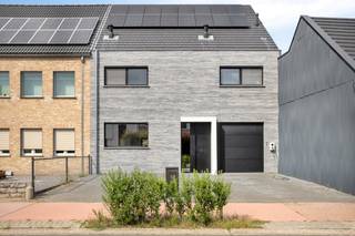 Op een uitstekende locatie te Nijlen bevindt zich deze zéér ruime woning op leuk perceel van 455 m².<br /> <br />Deze energiezuinige woning met EPC label A is gelegen in een rustige, kindvriendelijke straat op wandelafstand net buiten het centrum van Nijlen wat ervoor zorgt dat winkels, scholen en openbaar vervoer binnen handbereik zijn. Autostrade E313 makkelijk bereikbaar.<br /><br />We betreden de woning langs de voordeur waarop we in de inkomhal met vestiaire en gastentoilet terecht komen. Deze geeft toegang tot de riante leefruimte met gezellige zithoek, geïntegreerde bureauruimte en eetplaats. Aansluitend bevindt zich de recent ingerichte open keuken met alle hedendaags comfort alsook alle toestellen. Aanpalend bevindt een handige bijkeuken.<br /><br />Terug in de inkomhal zorgt de trap voor een connectie met het 1 ste verdiep. Hier geeft de overloop toegang tot, masterbedroom met ensuite dressing en badkamer, 2 slaapkamers, aparte badkamer met inloopdouche en ligbad en linnenkamer met voorziening wasmachine. Op het 2 de verdiep zijn er nog 2 extra slaapkamers.<br /><br />Tot slot geniet deze instapklare woning een gezellige, onderhoudsvriendelijke tuin met achtertoegang, waar het heerlijk vertoeven is. Verder beschikt de woning over een inpandige garage voor één wagen.<br /><br />Troeven: 16 zonnepanelen, airco-units, laadpaal, domotica - NIKO home.<br /> <br />Recente woning met gunstige woonoppervlakte waar uw bezoek een beleving zal zijn.