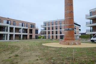 <span>Dit nieuwbouwappartement op de tweede verdieping wordt te huur aangebonden in residentie OBois.</span><br /><span>Dit nieuwbouw appartement is gelegen op de Lummense Kiezel 27 te Kermt Hasselt. Van hieruit heb je snelle verbindingsmogelijkheden naar de expresweg Hasselt – Diest en autosnelwegen.</span><br /><span>Het appartement is te bereiken via de lift of trap en heeft een bewoonbare oppervlakte van 86 m².</span><br /><span>Binnen komen doen we via de inkomhal met ruime berging en een apart toilet.</span><br /><span>Verder gaan we naar de lichtrijke leefruimte met terras van 12,50m² en een open keuken voorzien van alle toestellen.</span><br /><span>Het appartement heeft twee slaapkamers alsook een badkamers met inloopdouche, dubbele lavabo en kastruimte.</span><br /><span>Bij het appartement wordt er ook een autostaanplaats en kelderberging mee verhuurd op niveau -1.</span><br /><span>Het appartement zal professioneel geschilderd worden en voorzien van verlichting.  Bezichtigingen zijn reeds mogelijk.</span><br /><br /><span>Wat zijn de troeven van dit appartement:</span><br /><span>* Zonnepanelen</span><br /><span>* Vloerverwarming</span><br /><span>* Nieuwbouw</span><br /><span>* Eerste bewoner</span><br /><span>* Energiezuinig</span><br /><span>* Geschilderd</span><br /><br /><span>Bent u opzoek naar een nieuwe (t)huis dan kan dit appartement misschien iets voor u zijn?</span><br /><span>Vraag dan zeker uw bezoek aan voor dit appartement bij Valère Vangeel via </span><span>valere@vestio.com</span><span> of bel 0472 323 424.</span><br /><br /><br /> 