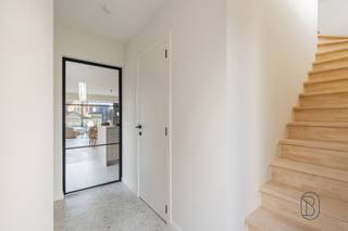 Topgelegen kwaliteitsvolle nieuwbouwwoning, stijlvol afgewerkt! (+ 21% BTW)Indeling: inkom met traphal, vestiaire en apart toilet, lichtrijke...