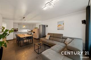 <p>Wij bieden u een interessant goed gelegen appartement namelijk net buiten de ring van Leuven. Op minder dan 5 minuten fietsen zit je in de bruisende binnenstad! Ook het openbaar vervoer en het station van Heverlee kan je op wandelafstand vinden. Verder is Heverlee een super fijne buurt om te wonen met een gezellige Zondagsmarkt. Supermarkten, bloemwinkels, restaurants en boutiques… allen in de korte omgeving. Het appartement heeft een label B en door het 3 dubbel hoogrendementsglas kan je genieten van absolute geluidsrust. <br /><br />Dit twee slaapkamer appartement zelf is gelegen op de gelijkvloerse verdieping van het gebouw en volledig instapklaar. Bijkomend is er een zeer ruim terras waarop je aangenaam zal kunnen vertoeven. Inbegrepen in de vraagprijs is een ondergrondse autostaanplaats alsook een kelderberging. <br /><br /><span><strong>Interesse in een bezoek ter plaatse of gewoonweg meer informatie? Dat kan! Contacteer onze vastgoedmakelaar Jacky: jacky@connect-immo.be - 0495 53 46 49</strong></span><br />WG-Gdv-Gvkr-Gvv</p>