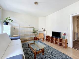 Dewaele Brussels presenteert dit prachtige appartement met één slaapkamer van 68 m², gelegen op de 3de verdieping van een verzorgde mede-eigendom in Ukkel. Dit pand combineert modern comfort met een residentiële rust en geniet van een uitzonderlijke natuurlijke lichtinval en een uitstekende indeling.Leefruimtes:Verwelkomende inkomhal die leidt naar een aangename en ruime woonkamer badend in het licht, met directe toegang tot een eerste terras.Keuken: Functioneel ingerichte keuken.Nachtgedeelte: Een mooie, comfortabele en rustige slaapkamer die eveneens toegang biedt tot een terras.Sanitair &amp; opbergruimte: Badkemper met ligbad, apart toilet en een praktische berging. Een privékelder maakt het geheel compleet.Technische troeven &amp; Recente renovaties: Het appartement heeft onlangs ingrijpende energiebesparende werkzaamheden ondergaan voor een uitstekend thermisch en akoestisch comfort:- Volledige dakisolatie en renovatie van het dak.- Vervanging van de ramen door superisolerende dubbele beglazing van de nieuwste generatie. EPC-nota: Het huidige certificaat is in de vernieuwingsfase. Het volgende document zal de waarde van deze recente werken volledig integreren.Bevoorrechte locatie: Gelegen in de zeer gewilde Generaal Lotzstraat, biedt het appartement een rustige residentiële omgeving en blijft het toch uitstekend verbonden. U bevindt zich op loopafstand van het Wolvendaelpark, het Brugmannplein, de winkels van de De Frélaan en het openbaar vervoer (trams, bussen) met een directe verbinding naar het centrum van Brussel.Een ideale opportuniteit voor een alleenstaande of een koppel.