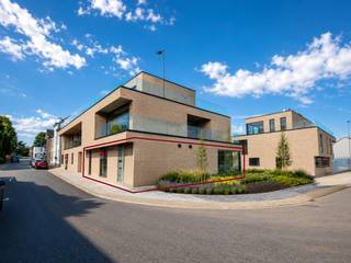 <strong>Riant nieuwbouwappartement met 2 slaapkamers en prachtig zicht op groen</strong><br />Op zoek naar comfortabel en energiezuinig wonen in een rustige omgeving?<br />Ontdek dit stijlvolle nieuwbouwappartement dat ruimte, licht en een prachtig uitzicht op groen perfect combineert.<br /><br />Dit riant appartement beschikt over een royale leefruimte met grote raampartijen die zorgen voor een overvloed aan natuurlijk licht en een mooi zicht op de groene omgeving.<br />De moderne open keuken sluit naadloos aan op de woonkamer en vormt het hart van de woning.<br />Met twee volwaardige slaapkamers biedt dit appartement alle ruimte voor koppels, jonge gezinnen of wie graag een extra kamer heeft als bureau of hobbyruimte.<br />De stijlvolle badkamer wordt afgewerkt met kwalitatieve materialen en biedt alle hedendaagse comfort.<br /><br />Geniet elke dag van rust en privacy op het ruime terras, waar u in alle seizoenen uitkijkt op het omliggende groen.<br />Een unieke kans voor wie op zoek is naar modern wonen in een groene omgeving.<br /><br /><strong>Interesse?</strong><br />Neem vandaag nog contact op voor meer informatie of een bezoek ter plaatse met Sabrina (0470/03.31.39 of info@immobia.be)<br /> 