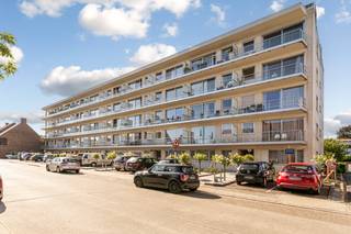 Bent u op zoek naar een verzorgd hoekappartement met een uitstekende ligging en alle comfort binnen handbereik? Dit lichtrijke appartement op de derde verdieping van Residentie Cristina combineert een zongerichte leefruimte, twee terrassen en een vlotte bereikbaarheid met een goed onderhouden residentie.<br /><br /><strong>Ligging: </strong>Het appartement is uitstekend gelegen, vlak bij het park en op wandelafstand van het centrum van Roeselare. Winkels, openbaar vervoer, het station, de ring en de autosnelweg bevinden zich in de onmiddellijke omgeving, waardoor u geniet van een ideale combinatie van rust, bereikbaarheid en stedelijke voorzieningen.<br /><br /><strong>Indeling van het appartement:</strong><br />Via de ruime inkomhal met gastentoilet bereikt u de lichtrijke, zongerichte woonkamer. Aansluitend bevindt zich de keuken met een praktische keukenberging. Verder beschikt het appartement over twee volwaardige slaapkamers en een badkamer. Zowel aan de voor- als achterzijde is een terras aanwezig, zodat u op elk moment van de dag kunt genieten van een aangename buitenruimte. Achteraan is bovendien een handige buitenberging voorzien.<br /><br /><strong>Technische eigenschappen:</strong>
<ul>
<li>Residentie Cristina is een goed onderhouden residentie.</li>
<li>Diverse renovatiewerken werden reeds uitgevoerd, waaronder het platte dak, de liften, de balkons en balustrades, de rookgasafvoerkanalen, de videofoon, de brievenbussen en de voortuin.</li>
<li>Private kelderberging aanwezig.</li>
<li>Gemeenschappelijke fietsenberging aanwezig.</li>
</ul>
<strong>Extra troeven:</strong>
<ul>
<li>Verzorgd hoekappartement met veel natuurlijke lichtinval.</li>
<li>Twee terrassen aan voor- en achterzijde.</li>
<li>Private garage naast het gebouw optioneel aan te kopen voor € 25.000.</li>
<li>Parkeerplaatsen voorzien voor bewoners en bezoekers.</li>
<li>Uitstekende ligging nabij het centrum, het park en belangrijke invalswegen.</li>
</ul>
<strong>Interesse? </strong>Neem contact op met ons kantoor voor meer informatie of plan een vrijblijvend bezoek aan het appartement. Bel ons op T. 051|201.400 en ontdek zelf de troeven van deze interessante eigendom.
