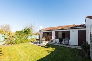 <p><span>Sfeervol duinhuisje in Zeewind Park op wandelafstand van de zee<br />Aangenaam en uitstekend onderhouden duinhuis met eigen parkeerplaats, gelegen in het groene en rustige Zeewind Park. Het park biedt diverse voorzieningen zoals een verwarmd openluchtzwembad, een speeltuin en tennisvelden.</span></p><p><span>De woning bevindt zich op een gunstige ligging, dichtbij het zwembad en het restaurant van het domein.<br />Het huis verkeert in zeer goede staat en beschikt over een zonnige, volledig omheinde en fraai aangelegde privétuin ideaal voor wie houdt van rust en privacy.</span></p><p><span>Binnen treft u een lichtrijke woonkamer met eetgedeelte en directe toegang tot de tuin, een open en volledig ingerichte keuken, een nette badkamer (met ligbad en wastafel ), een apart gastentoilet en twee comfortabele slaapkamers. Daarnaast is er een praktische berging die bereikbaar is via de tuin.</span></p><p><span>Extra pluspunt: een warmtpomp!</span></p><p><span>Ook is er een private parkeerplaats voorzien.</span></p><p><span>Perfect als vakantiewoning of als interessante investering op een toplocatie aan zee.<br />Dit pand kan onderworpen zijn aan de renovatieverplichting van de Vlaamse overheid voor residentiële gebouwen. Meer info via: <span>https://www.energiesparen.be/renovatieverplichting-residentiële-gebouwen-2023</span></span></p><p><span>Een uitstekende kans voor wie zorgeloos wil genieten van de kust!</span></p>