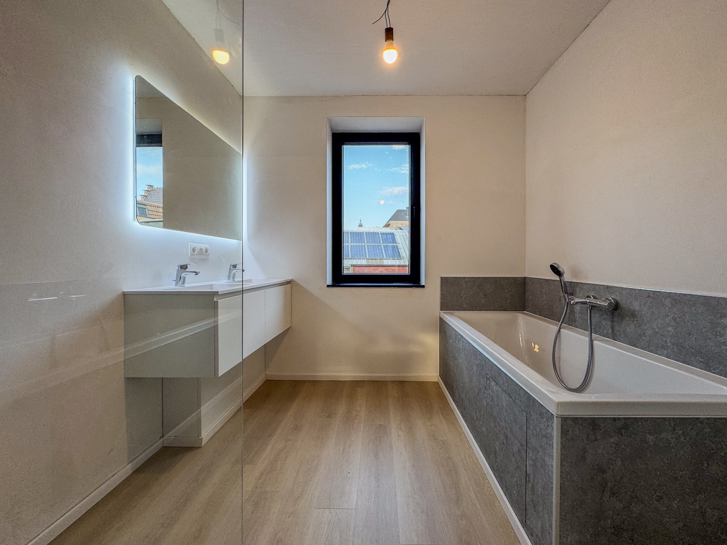 Gerenoveerde woning met 3 slaapkamers en gezellig stadstuin. - foto 3