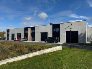 Unité PME située au centre, à deux pas de l'entrée et de la sortie de l'E40 à Oudenburg.Caractéristiques :- Unité PME (entrepôt avec section...