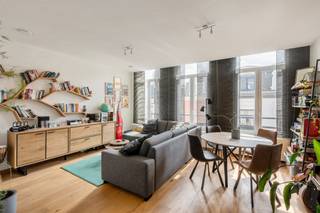 In de Statiestraat, op wandelafstand van het Centraal Station, bevindt zich dit instapklare en lichtrijke appartement op de derde verdieping van een volledig gerenoveerd gebouw.<br /><br />Het gebouw onderging in 2019 een totaalrenovatie, waardoor het appartement vandaag voldoet aan alle hedendaagse comforteisen. Dankzij de drie grote raampartijen en de zuidgerichte leefruimte geniet u hier de hele dag van een aangename lichtinval en een open ruimtegevoel.<br /><br />Met een bewoonbare oppervlakte van ca. 60 m² is het appartement praktisch en efficiënt ingedeeld. De leefruimte met open keuken vormt een aangename leefomgeving en sluit aan op het terras van 4 m², een fijne plek om even tot rust te komen.<br /><br />Indeling:<br />Lichtrijke leefruimte met open keuken (vaatwasmachine mogelijk)<br />Badkamer met inloopdouche<br />Berging<br />Terras van 4 m²<br /><br />Troeven van het appartement:<br />Lage gemeenschappelijke kosten - 50 euro/maand<br />EPC-score van 148 kWh/m² (label B)<br />Conforme elektrische keuring<br />Asbestveilig attest<br />Aparte meters voor water, gas en elektriciteit<br />Gemeenschappelijke fietsenberging<br />Gebouw gerenoveerd in 2019<br /><br />Ook als investering is dit appartement bijzonder interessant dankzij de centrale ligging en de vlotte verhuurbaarheid.<br /><br />Kortom, een ideale opportuniteit voor starters of investeerders die op zoek zijn naar een instapklaar appartement met veel licht en een uitstekende bereikbaarheid in Antwerpen.