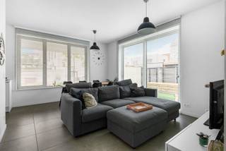 <p><span>Op de aantrekkelijke en groene site <strong>Regatta te Linkeroever</strong> vinden we dit volledig afgewerkte en instapklare nieuwbouwappartement.</span></p>
<p><span>Het gemeubelde appartement beschikt over een <strong>ruime slaapkamer</strong>, een aparte badkamer met douche en lavabo en een aangename woonkamer met een volledig uitgeruste keuken. Dankzij de grote raampartijen sluit de leefruimte bovendien mooi aan op de gezellige privatieve tuin, waardoor binnen- en buitenruimte harmonieus in elkaar overvloeien.</span></p>
<p><span>Het appartement wordt volledig <strong>gemeubeld verhuurd</strong> en is voorzien van een ondergrondse autostaanplaats met elektronische laadpaal, waardoor je hier meteen comfortabel kunt intrekken.<br /><br />- Huurprijs: 950 EUR/maand (incl. meubels en ondergrondse parkeerplaats)<br />- Gem. kosten: 75 EUR/maand<br />- Kosten plaatsbeschrijving: 50/50 huurder en verhuurder<br />- Kosten water, gas en elektriciteit apart<br />- Huurcontract 1 jaar (met mogelijkheid tot verlenging)<br />- Huurwaarborg = 3 maanden</span></p>
<p><span>Interesse? Plan gerust een bezoek in via volgende link: https://jamar.immo/te-huur/gemeubeld-1-slk-app-met-tuin-en-parking-2/<br /></span><span>Nog vragen? Contacteer gerust </span><span>roxanne@jamar.immo</span></p>
<p><span><strong>Op een rijtje</strong>:<br />- EPC 92 kWh/m² (E-peil = 45) dus uiterst energiezuinig!<br />- Privatieve tuin<br />- Ondergrondse autostaanplaats met elektronische laadpaal<br />- Volledig bemeubeld</span></p>