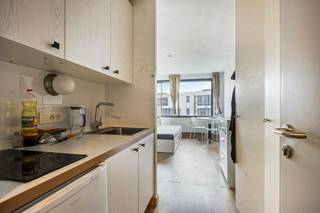 <p>Studio te koop op een uitstekende locatie in Leuven, Andreas Vesaliusstraat 91. Ideaal gelegen vlakbij het historische stadscentrum van Leuven.<br /><br />De studio werd volledig gerenoveerd en beschikt over een gunstig EPC-label B, conforme elektriciteit en is asbestvrij. Gelegen op de eerste verdieping en vlot bereikbaar met de lift. De studio beschikt bovendien over een aparte badkamer met lavabo, toilet en douche. Momenteel verhuurd, waardoor deze zowel uiterst geschikt is als investering, als voor eigen bewoning. <br /><br />Interesse? Neem contact op met Thomas via thomas@sophimo.be of +32 499 22 99 24.</p>