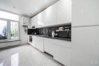<p>We Invest heeft het genoegen u dit appartement voor te stellen, gelegen op de 1ste verdieping van een kleine mede-eigendom zonder lasten, <strong>gelegen te Darimonstraat 7</strong>.<span></span></p>
<p>Het appartement bevindt zich in de Darimonstraat en geniet van een strategische ligging dankzij de nabijheid van het stadscentrum, winkels en openbaar vervoer (tram | metro | treinstation).</p>
<p>Met een bewoonbare oppervlakte van ongeveer ±86 m² is het appartement als volgt ingedeeld: leefruimte, eetkamer, keuken (±16 m², 12 m² & 11 m²), twee slaapkamers, waarvan één bijzonder ruim (±16 m² & 12 m²), en een douchekamer.</p>
<p>Individuele meters voor water, gas en elektriciteit. Elektrische installatie conform. EPC: D met 192 kWh/(m².jaar).</p>
<p>Contact: anastasia.s@weinvest.be | 02 315 77 22</p>
<p></p>