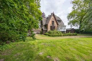 Stap binnen in een woning waar authenticiteit, <strong>geschiedenis</strong> en charme hand in hand gaan. Dit uitzonderlijke eigendom, daterend van <strong>1914</strong>, ademt karakter en onderscheidt zich door haar prachtige Angelsaksische architecturale elementen.<br /><br />Gelegen op een schitterend perceel van maar liefst <strong>3.100 m²</strong> geniet u hier van absolute rust, groen en <strong>privacy</strong>. Een zeldzame plek waar natuur en wonen harmonieus samenkomen.<br /><br />De woning beschikt over vier volwaardige slaapkamers en combineert <strong>authentieke details</strong> met hedendaags comfort. De recent gerenoveerde keuken vormt het hart van de woning en biedt alle comfort voor wie houdt van gezellig tafelen en koken in stijl.<br /><br />Daarnaast beschikt het domein over <strong>twee veelzijdige bijgebouwen</strong>:<br />Een eerste gebouw ingericht als ruime opslagplaats en garages.<br />Een tweede bijgebouw dat momenteel dienstdoet als extra slaapkamer en sfeervolle cinemazaal — ideaal voor gasten, hobby’s of ontspanning.<br /><br />Dankzij de unieke uitstraling, de royale ruimtes en het <strong>uitzonderlijke perceel</strong> biedt dit eigendom bovendien enorm veel potentieel, onder andere voor  <strong>B&amp;B-uitbating</strong>.<br /><br /> 