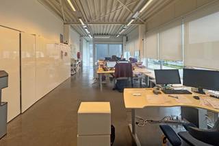 Goed gelegen en functioneel bedrijfsgebouw te koop in Evergem, geschikt voor opslag, logistiek of productieactiviteiten. Het pand combineert een ruime magazijnruimte met praktische kantoorvoorzieningen en geniet van een vlotte bereikbaarheid.<br /><br /><u><em><strong>Indeling & kenmerken:</strong></em></u>
<ul>
<li>Magazijn (gelijkvloers): ca. <strong>724 m² BVO</strong></li>
<li>Kantoren (1e verdieping): ca. <strong>108 m² BVO</strong></li>
<li>Voorzien van <strong>sectionale poort én laadkaai</strong></li>
<li>Vrije hoogte magazijn: ca. 7 m</li>
</ul>
Dankzij de efficiënte indeling en goede laad- en losmogelijkheden is dit pand uitermate geschikt voor diverse professionele doeleinden.<br /><br /><u><em><strong>Extra opportuniteit:</strong></em></u><br />Er is mogelijkheid tot aankoop van een bijkomende unit van ca. 500 m², opgesplitst in 3 afzonderlijke units, die volledig verhuurd zijn. Ideaal als investeringsvastgoed met onmiddellijk rendement.<br /><br />Interesse of vragen over de mogelijkheden?<br />Neem gerust contact met <strong>Simon De goque</strong> op:<br /><u><em><strong>+32 473 37 55 50</strong></em></u> of <u><em><strong>simon.dg@kmovastgoed.be</strong></em></u> <br />Wij denken graag met u mee over een oplossing op maat van uw onderneming.