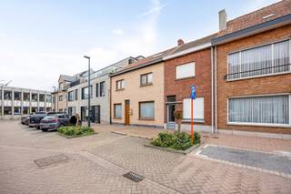 Te Assenede bieden we u deze instapklare, zeer goed onderhouden woning aan. De woning situeert zich op het Diederikplein, gelegen in het centrum,...