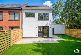 Instapklare, energiezuinige woning (EPC A) op een zonnig perceel in een rustige woonwijk te Brasschaat!Deze hoogwaardig gerenoveerde woning werd in...