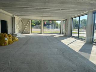 Unit 0.02 in gebouw C :- magazijn glv oppervlakte van 1.200m² ( met ruime buitenruimte achteraan)- kantoor 1ste verdieping van 577m²- magazijn vrije...