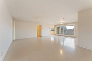 Centrum Roeselare - Ruim Instapklaar energiezuinig App met 3 slpk en garage<br /><br />Ruim en luxueus appartement met 3 slaapkamers in hartje Roeselare<br />Op zoek naar een instapklaar appartement met 2 terrassen dat ruimte, comfort én een topligging combineert?<br />Dan is dit uitzonderlijk appartement van maar liefst 163 m² bewoonbare oppervlakte precies wat u zoekt.<br />Gelegen in het centrum van Roeselare, geniet u hier van een uitstekende locatie met alle winkels, horeca, openbaar vervoer en voorzieningen op wandelafstand. Toch staat wooncomfort centraal dankzij de kwalitatieve en luxe afwerking die doorheen het hele appartement werd doorgetrokken.<br />Het appartement beschikt over drie volwaardige slaapkamers, ideaal voor gezinnen, thuiswerk of wie gewoon graag ruim woont. Dankzij de goede EPC-score en conforme elektriciteit woont u hier niet alleen comfortabel, maar ook energiezuinig en zorgeloos.<br /><br />Extra troef: een garage is afzonderlijk aan te kopen, wat een absolute meerwaarde is in het centrum.<br /><br />Troeven:<br />Topligging in centrum Roeselare<br />163 m² bewoonbare oppervlakte<br />3 ruime slaapkamers<br />Instapklaar en luxueus afgewerkt<br />Goede EPC-score<br />Conforme elektriciteit<br />Mogelijkheid om garage aan te kopen. (+ 23.000 euro)<br />Een uniek aanbod voor wie ruimte, luxe en een centrale ligging weet te appreciëren.<br /><br />Wacht niet te lang om deze unieke kans te grijpen. Kom het zelf ontdekken en ervaar de verschillende mogelijkheden die deze woning te bieden heeft. Wij staan klaar om u te verwelkomen in uw toekomstige droomhuis! Bel ons vrijblijvend op voor een bezoek en info. Wij begeleiden u graag met de glimlach op zoek naar uw droomwoning . T. 051 62 40 40.