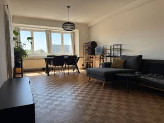 Dit mooi appartement bevindt zich op de 2e verdieping van een gebouw, zonder lift, gelegen op een boogscheut van AZORG Moorselbaan. Het appartement bevat een inkom, ruime woonkamer, ingerichte keuken, 2 slaapkamers en een badkamer ( ligbad met douchefunctie, lavabo en toilet). Achteraan is er een terras aanwezig. Tevens is er een bergruimte in de kelder en een staanplaats in de huurprijs inbegrepen. Garage kan gehuurd worden aan 55€/ maand. Huurprijs 745€/ maand + maandelijkse lasten 45€. Ideaal voor wie vlakbij het centrum en de invalswegen wilt wonen.
