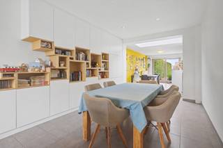 <p>Huis te koop Aalter: Instapklare, ruime woning met EPC-label B, 5 slaapkamers en grote garage.<br /><br />Zoekt u een nieuwe thuis in Aalter? Ontdek deze woning in de Brugstraat 154, waar wooncomfort en duurzaamheid slim gecombineerd worden.<br /><br />Het EPC-label B zorgt voor lage energiekosten.<br /><br />Deze woning biedt ruimte voor het hele gezin met vijf ruime slaapkamers en twee badkamers, geen wachtrij om te douchen 's morgens!<br /><br />De grote, lichtrijke leefruimte op het gelijkvloers, met open keuken in combinatie met een groot schuifraam naar de tuin met terras, zorgen voor een echte feelgood ervaring. Deze multifunctionele ruimte nodigt uit tot een aangenaam contact tussen de gezinsleden en met familie en vrienden. <br /><br />Daarnaast beschikt het pand over een zeer grote, droge kelderverdieping voor extra bergruimte en een ruime privé-garage van 31 m².<br /><br />Strategische ligging in Aalter: de locatie is een unieke troef: op wandelafstand van het commerciële hart van Aalter en het station Aalter. Files vermijden? De E40 ligt op slechts 5 minuten rijden. <br /><br />Beschikbaarheid: dit instapklaar huis is beschikbaar vanaf 1 september 2027. <br /><br />Laat u verleiden door de foto’s en indien u meer informatie of een bezoek wenst, vul dan bij voorkeur eerst uw gegevens in via de contactknop en dan bel ik u spoedig op.<br /><br />Laurens Deprez 0496-20 64 64<br />De opgegeven informatie en oppervlaktes zijn informatief en niet bindend.</p>