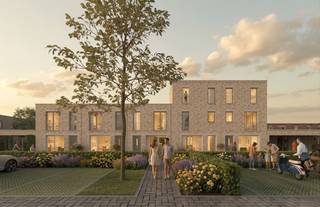 Langs de Bredestraat in Oostakker ontwikkelt Hectaar een nieuwe, groene woonwijk met 28 duurzame woningen, bestaande uit 9 halfopen en 19 gesloten bebouwingen. De woningen liggen rond een autovrij binnengebied, waardoor een rustig en kindvriendelijke woonbuurt ontstaat. Elke woning beschikt over een privatieve tuin en een eigen parkeerplaats. De buurt wordt aantrekkelijk dankzij ruime groenzones, nieuwe aanplantingen, een collectieve moestuin en een gedeelde fietsenberging. De ligging biedt een vlotte verbinding met zowel het centrum van Oostakker als de invalswegen richting Gent. In de nabije omgeving vind je winkels, scholen, openbaar vervoer en recreatie, terwijl het project zelf uitgroeit tot een kleinschalig en aangenaam woonerf.<br /><br /><strong>Indeling van de woning:</strong><br />Gelijkvloers: een inkomhal met gastentoilet, ruime en lichtrijke leefruimte met open keuken, praktische berging.<br />Verdiep: een nachthal met apart toilet, 3 volwaardige slaapkamers, aparte berging en badkamer met ligbad, inloopdouche en dubbel lavabomeubel. <br />Er is een vaste trap naar het tweede verdiep voorzien met in totaal 4 ruime slaapkamers, een aparte bering en toegang tot het dakterras.<br /><br /><strong>Waarom kiezen voor dit project: </strong>
<ul>
	<li>Verlaagd btw-tarief van 6% voor afbraak en heropbouw</li>
	<li>Aantrekkelijke lanceringsprijzen</li>
	<li>Volledig aangelegde en omheinde tuin</li>
	<li>Eigen parkeerplaats met voorbereidingen voor elektrische laden</li>
	<li>Vloerverwarming op het gelijkvloers in combinatie met lucht/water warmtepomp, inclusief zonnepanelen </li>
	<li>Regenwaterput van 7.500 liter aangesloten op toiletten, wasmachine en buitenkraan</li>
</ul>
Of je nu op zoek bent naar een gezinsvriendelijke thuis of een slimme investering overweegt, dit project biedt een unieke combinatie van ligging, duurzaamheid en woonkwaliteit.<br />Contacteer ons vandaag nog voor meer informatie of een afspraak op ons kantoor.