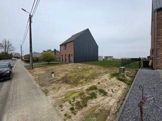 Cette parcelle à bâtir, idéalement située pour une maison 3 façades, se trouve dans la Dorpstraat à Ransberg, un noyau villageois verdoyant...