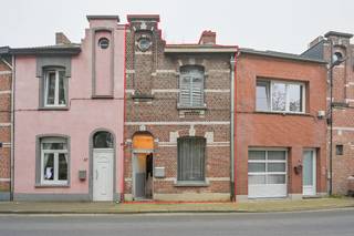 Deze charmante gezinswoning bevindt zich in een rustige, groene omgeving vlakbij natuurdomein Het Broek, Sport Vlaanderen (Hazewinkel) én de gezellige jachthaven van Klein-Willebroek. Scholen en winkels liggen op fietsafstand en belangrijke invalswegen (N16, A12, E19) op slechts enkele minuten rijden. De woning heeft een zeer charmante gevel! Met een kleine opfrisbeurt is deze woning instapklaar om er een gezellige thuis van te maken! Indeling; inkomhal, ruime woon-en eetkamer, berging, badkamer met bad en douche, keukengedeelte, mooie tuin met tuinhuis. Eerste verdieping; twee slaapkamers. Zolderruimte; slaapkamer of polyvalente ruimte. Er is achteraan het perceel een uitgang voorzien voor fiets of vuilbakken (zeer handig!). Perceel: 145m². Kadastraal inkomen; 247 euro. Voor meer informatie of vrijblijvend plaatsbezoek 0488/60.05.07