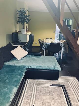 Gezellige eensgezinswonng dichtbij centrum maar tegelijkertijd snelle toegang tot de grote wegen rond Roeselare. Verschillende supermarkten...