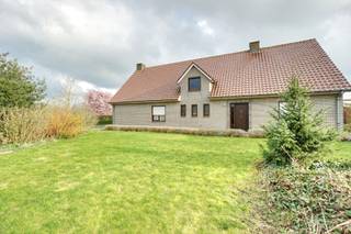 Ruime landelijke woning te KortemarkDeze charmante, landelijke woning is rustig gelegen in Kortemark en biedt alle comfort voor aangenaam wonen.Via...