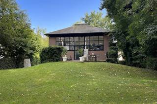 Deze prachtige villa, gelegen in het prestigieuze Sterrebos biedt een mix van hedendaags design en comfortabel wonen. Dit uniek pand ligt op...