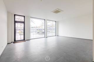 Dit veelzijdige <strong>handelspand/kantoor van 62 m²</strong> is centraal gelegen aan het station van Sint-Niklaas, een absolute toplocatie op vlak van mobiliteit. Dankzij de nabijheid van trein- en busverbindingen én parkeermogelijkheden (parking Cinema of de dakparking van Action) is het pand vlot bereikbaar voor zowel klanten als medewerkers. <br /><br />De ruimte werd recent <strong>volledig geschilderd</strong>, is instapklaar en wordt energiezuinig verwarmd via airconditioning. Met een <strong>EPC-label B</strong> geniet je van een comfortabele én efficiënte werkruimte met lage energiekosten.<br /><br />Het pand kan flexibel worden ingericht en is uitermate geschikt voor diverse activiteiten, waaronder:<br />- zelfstandig of vrij beroep<br />- schoonheidsinstituut<br />- medische of paramedische praktijk<br />- andere handels- of dienstverlenende activiteiten<br /><br />Daarnaast is er een extra ruimte voorzien voor toilet en/of berging, wat het gebruikscomfort verhoogt.<br /><br />Dit kantoor is <strong>onmiddellijk beschikbaar</strong> en dit voor een huurprijs van <strong>€1.100/maand + aandeel onroerende voorheffing.</strong><br /><br />Interesse in een bezoek?<br />Stuur een mail naar <strong>cvg@claves.be </strong>of <strong>bel 03/502.98.74 </strong>