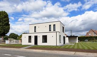 <strong>Nieuwe BEN-villa op toplocatie – evt. met handelsruimte/praktijkruimte</strong><br /><br /><strong>!!! KOOP NOG DIT JAAR EN GENIET NOG VAN 2% REGISTRATIERECHTEN* !!!</strong><br /><br /><strong>Zonhoven, Wijvestraat 146.</strong><br />Deze vrijstaande villa werd dit jaar gebouwd, is volledig afgewerkt en onmiddellijk beschikbaar.<br /><br />De woning beschikt over een bewoonbare oppervlakte van ca.180m², waarvan ca.115m² op het gelijkvloers en ca.65m² op de verdieping, en is gelegen op een perceel van <strong>6a03ca</strong>.<br /><br />Een absolute meerwaarde is de doordachte indeling van het gelijkvloers.<br />Dit niveau is volledig rolstoeltoegankelijk en beschikt over een praktijk-/bureauruimte of slaapkamer met aansluitende badkamer.<br />Hierdoor is de woning niet alleen geschikt voor levenslang wonen, maar ook bijzonder interessant voor een dokterspraktijk, paramedisch beroep, vrij beroep, kantoor of een andere professionele activiteit aan huis.<br />Indeling gelijkvloers – ca.115m²<br />Via de ruime inkomhal met stijlvolle stalen glazen deur kom je binnen in de woning. Hier bevindt zich onmiddellijk een ruim gastentoilet, alsook een vestiaire-/bergruimte.<br />Verder bevindt zich op het gelijkvloers een ruime slaapkamer, die eveneens uitstekend dienst kan doen als praktijk-, bureau- of kantoorruimte. Deze ruimte beschikt over een eigen aansluitende badkamer met inloopdouche en lavabo.<br />De leefruimte is bijzonder royaal opgevat en geniet dankzij de vele raampartijen van een mooie natuurlijke lichtinval.<br />Aansluitend bevindt zich de volledig ingerichte open keuken, voorzien van een natuurstenen tablet, een groot centraal eiland, veel kastruimte en de nodige inbouwtoestellen.<br />Vanuit de keuken is er rechtstreeks contact met de tuin.<br />Daarnaast is er een afzonderlijke technische berging/wasplaats met uitgietbak en aansluitingen voor wasmachine en droogkast.<br /><br />Verdieping – ca.65m²<br />Op de verdieping bevinden zich 2 ruime slaapkamers, elk met een eigen ensuite badkamer/doucheruimte.<br />De badkamers zijn bijzonder verzorgd afgewerkt met grote keramische wand- en vloertegels, ruime inloopdouches en modern sanitair.<br />Verder is er op deze verdieping nog een kleine technische berging.<br />In totaal beschikt deze woning dus over 3 slaapkamers en 3 badkamers.<br /><br />Ook de buitenaanleg werd reeds verzorgd.<br />Rondom de villa werden terrassen en paden aangelegd en de tuin werd voorzien van grasmatten.<br />Achteraan bevindt zich bovendien een afzonderlijk tuingebouw met berging en overdekt terras, samen goed voor ca.28m².<br /><br />Troeven<br />- <span><strong>onmiddellijk beschikbaar</strong></span><br /><span>- topligging in Zonhoven<br />- </span><span>BEN-woning – E-peil 9<br />- </span><span>zonnepanelen worden nog geplaatst<br />- </span><span>airconditioning<br />- </span><span>3 badkamers<br />- </span><span>gelijkvloers volledig rolstoeltoegankelijk<br />- </span><span>uitermate geschikt voor praktijk of vrij beroep<br />- mogelijkheid tot uitbating van een vakantiewoning of B&B<br /><br />Ligging: <br />- wandelafstand van natuurgebied "De Wijers"</span><br /><br /><strong>BELANGRIJKE TROEF: AANKOOP ONDER REGISTRATIERECHTEN</strong><br />Hoewel het om een volledig nieuwe woning uit 2026 gaat, gebeurt de verkoop onder het <strong>stelsel van de registratierechten</strong> en niet onder het BTW-stelsel.<br /><br />P-score: A<br />G-score: A<br /><br />Bijzondere informatieplicht:<br />Vergunning uitgereikt-Woongebieden-Geen verkavelingsvergunning-Geen voorkooprecht-Geen rechterlijke herstelmaatregel of bestuurlijke maatregel opgelegd<br /><br />*onder voorbehoud van de wettelijke voorwaarden om van het verlaagde tarief te genieten<br /><br />Interesse?<br />Neem contact op met SBC Vastgoed voor meer informatie of een bezoek ter plaatse: Sandra 0476 21 77 40 of via info@sbcvastgoed.be<br />
