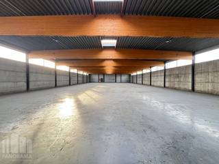 <strong>Veelzijdig </strong>bedrijfsgebouw te huur op een site van 5.685 m², in het industrieterrein van <strong>Hofstade</strong>. Gelegen vlakbij de N41 en R41, met een vlotte bereikbaarheid richting Aalst, Dendermonde, Brussel en Gent.<br /><br />De magazijnruimte is opgesplitst in een <strong>gesloten </strong>ruimte van ca. 1.056 m² en een <strong>half-open</strong> magazijnruimte van ca. 792 m². De gesloten loods beschikt over een poort, een vrije hoogte van 4,2 meter, een lichtstraat en een polybetonvloer. Daarnaast beschikt de site over voldoende <strong>verhard buitenterrein</strong> met manoeuvreerruimte en mogelijkheden voor buitenstockage, waarvan ca. 195 m² is voorzien van een <strong>luifel</strong>.<br /><br />Aansluitend beschikt het gebouw over een moderne en lichtrijke <strong>showroom </strong>van ca. 270 m². De<strong> instapklare kantoren</strong> omvatten ca. 264 m² en zijn voorzien van een sociale ruimte, kitchenette en sanitair.<br /><br />Heeft u interesse of wenst u graag meer details over dit aanbod? Neem contact op met <strong>Gill</strong> PANORAMA B2B voor meer info, plannen of een vrijblijvend plaatsbezoek via <strong>0477 06 30 30</strong>.
