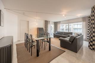 Exclusief te koop : Gezellig appartement met twee slaapkamers gelegen in een standingvolle kleine villaresidentie in het hart van het Zoute, op enkele passen van de Zeedijk. <br /><br />Indeling : <br />Ruime inkomhal met vestiaire en gastentoilet. Leefruimte met een gezellige zithoek en eethoek, toegang tot een terras met uitzicht op de Kustlaan. De keuken sluit aan op de leefruimte en is functioneel ingericht.<br /><br />De masterbedroom beschikt over een ensuite badkamer, terwijl de tweede slaapkamer toegang heeft tot een douchekamer. <br /><br />Mooie parkeermogelijkheid aan de residentie met de optie om een ondergrondse parkeerplaats en/of een gesloten garagebox aan te kopen op de -1 van de residentie. <br /><br />Gemeenschappelijk fietsenberging.