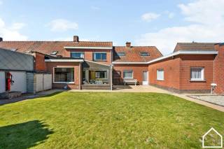 Deze verrassend ruime te renoveren woning, gelegen in het centrum van Langemark, met maar liefst 6 slaapkamers, garage en zeer toffe tuin, biedt...