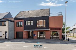 Gelegen op wandelafstand van het centrum van Zaffelare treffen we dit handelspand met woning aan.
Deze eigendom bestaat uit enerzijds een handelsruimte (51 m²) die op vandaag verhuurd is, als een bel-etage woning (159 m²) die door de eigenaar bewoond wordt. Grote troef is dat je direct inkomsten hebt van de handelszaak. (handelshuurcontract sinds juni 2022).
Het gebouw heeft de volgende indeling: aparte inkomhallen, handelsruimte met apart toilet, berging, koer en een garage.
Op de eerste verdieping is er een ruime woon- en eetkamer, aparte volledig geïnstalleerde keuken, badkamer met dubbele lavabo, ligbad en toilet en een ruime slaapkamer.
Op de tweede verdieping zijn er twee ruime slaapkamers, een berging en een terras.
Grote troeven zijn hier: interessante investering met potentieel hoog rendement, perfect instapklaar.
Renovatieverplichting: nee.
Voor meer informatie of een bezoek kan u terecht bij Sander Dejonghe via sander@vastgoeddejonghe.be of Inias Leten, Inias@vastgoeddejonghe.be.
Alle dossierstukken kan u downloaden op onze website: www.vastgoeddejonghe.be.