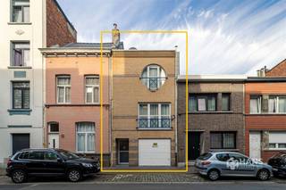 <p><span>Deze ruime bel-etage is gelegen in de Beerschotstraat op het Kiel, een centrale locatie met winkels, scholen, openbaar vervoer en andere dagelijkse voorzieningen in de nabije omgeving. Ook met de wagen geniet je van een vlotte verbinding richting het centrum en de omliggende gemeenten.</span></p><p><span>De woning beschikt over een bewoonbare oppervlakte van maar liefst 168 m² en combineert heel wat ruimte met enkele praktische troeven. Zo is er een inpandige garage, beschikt de woning over PVC-ramen met dubbele beglazing, centrale verwarming op gas en conforme elektriciteit. Met een EPC B zit het ook energetisch goed. Daarnaast is doorheen de woning een camerabeveiligingssysteem aanwezig en werd de badkamer reeds vernieuwd.</span></p><p><span>Op het gelijkvloers kom je binnen via de inkomhal met ingemaakte kasten en een apart gastentoilet. De inpandige garage van 22 m² beschikt over een elektrische poort. Achter de garage bevindt zich nog een multifunctionele ruimte van 6 m² en helemaal achteraan een praktische wasplaats/berging van 8 m².</span></p><p><span>De eerste verdieping vormt het hart van de woning. De open leefruimte en ingerichte keuken zijn samen goed voor maar liefst 45 m², waardoor er meer dan voldoende plaats is voor zowel een ruime zithoek als eethoek. De keuken sluit mooi aan bij de leefruimte en beschikt bovendien over een praktische ontbijthoek. Vanuit de woonkamer heb je toegang tot het west-gerichte en overdekte terras van 10 m²: een fijne extra buitenruimte.</span></p><p><span>Op de tweede verdieping bevinden zich twee slaapkamers van respectievelijk 9 m² en 16 m². De vernieuwde badkamer van 5 m² is uitgerust met een ligbad/douche, toilet en lavabomeubel. De ruime overloop met lichtkoepel zorgt hier bovendien voor extra ruimte en natuurlijke lichtinval.</span></p><p><span>Ben je op zoek naar een woning met een ruimtelijk en open gevoel? Kom deze bel-etage dan zeker ontdekken! </span></p><p><span>Bewoonbare opp. 168 m² ref.: bruto vloeropp. EPC. Voor meer info of een gratis schatting surf naar www.hansimmo.be</span></p><p><span> </span></p>