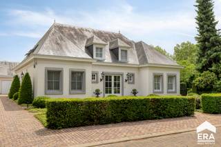 <u>Lommel:</u> Statige villa met openluchtzwembad en luxe afwerking<br /><br />Gelegen in bosrijk villapark op 5 minuten van de Nederlandse grens.<br /><br /><u>Bijzonderheden:</u>
<ul><li>Royale inkom met marmeren vloer</li><li>Ruime leefruimte (70m²) met marmeren vloer en open haard</li><li>Aparte TV-hoek/ kantoorruimte</li><li>Masterbedroom met aansluitend badkamer en dressing op het gelijkvloers</li><li>3 slaapkamers en badkamer op verdieping</li><li>Aparte wasplaats</li><li>Dubbele vrijstaande garage met zolder</li><li>Kelder en kruipruimte onder de gehele woning</li><li>Zuidelijk georiënteerde privacybiedende tuin met openluchtzwembad en buitendouche</li><li>Groot open terras met zonneluifel en overdekt terras met screens</li></ul>
