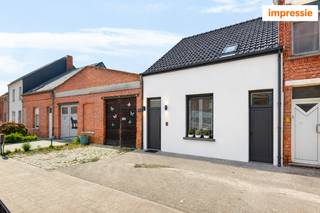 Deze gerenoveerde gezinswoning combineert comfort, ruimte en een uitstekende ligging. Gelegen langs de verbindingsweg tussen Turnhout en Ravels/Weelde, geniet de woning van een vlotte bereikbaarheid naar de Ring en de autostrade. Winkels, scholen en openbaar vervoer bevinden zich bovendien op wandelafstand. Bij het binnenkomen wordt u verwelkomd in de ruime leefruimte, waar grote raampartijen zorgen voor een aangename en natuurlijke lichtinval. Aansluitend bevindt zich de volledig geïnstalleerde keuken, voorzien van een praktische dakkoepel die voor extra licht en een aangename sfeer zorgt. Verder beschikt de gelijkvloerse verdieping over een badkamer, een apart gastentoilet, een overdekte veranda en een handige zij-ingang aan de linkerzijde van de woning. Op de eerste verdieping bevinden zich drie volwaardige slaapkamers, waaronder een ruime master-bedroom. Hierdoor biedt de woning alle ruimte en comfort voor een gezin. Een absolute troef is de grote tuin van maar liefst 865 m², waar u volop kan genieten van rust en privacy. Daarnaast beschikt de woning aan de linkerzijde over een ruime werkplaats met rechtstreekse toegang tot de tuin. Deze veelzijdige ruimte biedt tal van mogelijkheden en kan volledig naar eigen wens worden ingevuld.