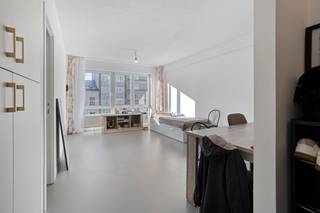 Dit smaakvol appartement op de 4de verdieping werd volledig gerenenoveerd in 2025 en combineert modern wooncomfort met een aangename en functionele leefindeling.<br /><br />Via de inkomhal betreden we het appartement, waar zich het gastentoilet en ingebouwde kasten bevinden. Aansluitend komen we in de volledig geïnstalleerde en comfortabele keuken, die dankzij het open zicht in directe verbinding staat met de leefruimte. Zo blijft het contact behouden en geniet u van een ruimtelijk gevoel.<br />De keuken is uitgerust met alle nodige toestellen: koelkast, kookplaat, vaatwasmachine, dampkap en voldoende opbergkasten.<br /><br />De leefruimte baadt in het natuurlijke zonlicht dankzij de grote, vernieuwde ramen, wat zorgt voor een aangename en lichtrijke sfeer.<br />Aansluitend bevindt zich de ruime slaapkamer, met plaats voor een groot tweepersoonsbed en extra kastruimte.<br /><br />De en-suite badkamer is volledig ingericht en beschikt over een douchecabine, wastafel met badkamermeubel en de aansluitingen voor wasmachine en droogkast. Alle muren werden betegeld met mozaïek tegels.<br /><br />Het volledige appartement is afgewerkt met een vernieuwde epoxyvloer (2025), die niet alleen een strakke en moderne uitstraling heeft, maar ook krasbestendig en waterbestendig is.<br /><br />Daarnaast is het appartement uitermate centraal gelegen, op wandelafstand van Antwerpen-Centraal, het Stadspark, en in de onmiddellijke nabijheid van winkels, scholen en openbaar vervoer. Een ideale woonst voor wie op zoek is naar comfort, licht en een instapklaar appartement op toplocatie. Het appartement wordt momenteel verhuurd.<br /><br />Troeven:<br />-Centrale ligging nabij het Stadspark en het Centraal Station<br />-EPC met label B<br />-De elektrische installatie is conform volgens het A.R.E.I.<br />-Alle ramen hebben dubbele beglazing en PVC raamprofielen<br />-Volledig gerenoveerd in 2025<br />-Asbestveilig<br /><br />Overweegt u om uw woning te verkopen? Wij bieden u een gratis en vrijblijvende schatting van uw woning aan. Contacteer ons vandaag nog voor een afspraak!